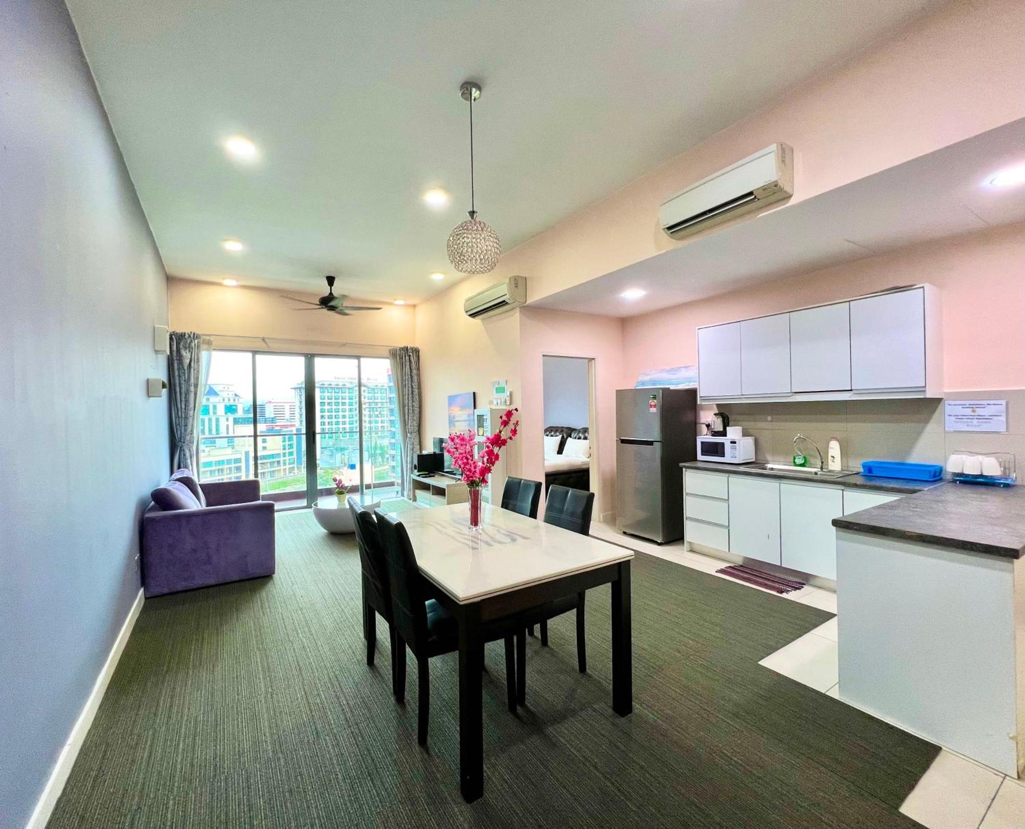 Capital O 90987 The Loft Residences Homestay @ Imago Shopping Mall 2 Kampong Sembulan Exterior photo